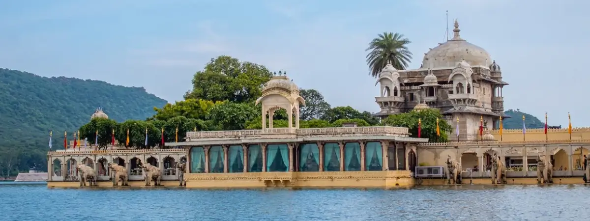 Luxury India Tour with Desert Glamping and Palace Stays
